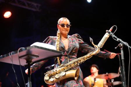 Nubya Garcia en una actuación en los jardines del Palais Longchamp en  Marseille, en el Jazz des Cinq Continents