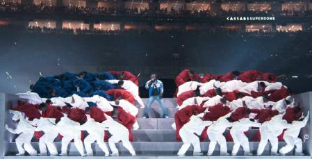 Una de las coreografías iniciales de la actuación de Lamar en la Supe Bowl