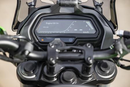 Monta una doble pantalla formada por un display principal y otro secundario ubicado sobre el depósito de combustible