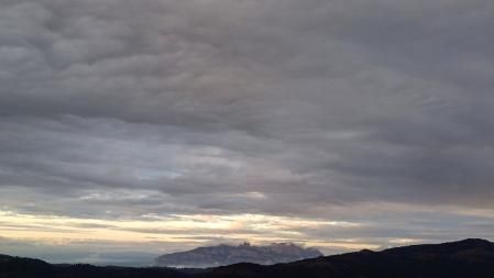 Paisaje de nubes en Sant Llorenç del Munt al amanecer.