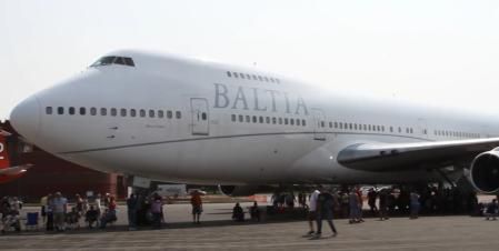 Un avión de Baltia con una multitud de personas a su alrededor&nbsp;
