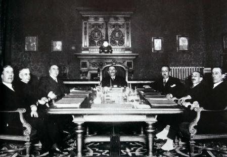 El gobierno español reunido con el general Dámaso Berenguer en el centro de la imagen