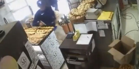 El momento de la entrada del primer delincuente armado