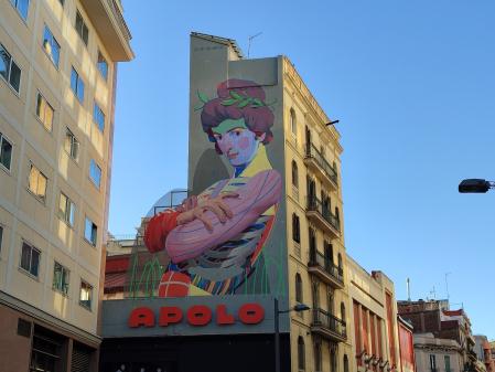 Vista del mural de Aryz en la fachada de la Sala Apolo.