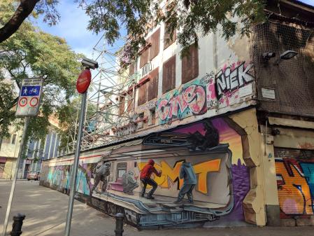 'Grafiters al metro' en el exterior del Arnau.
