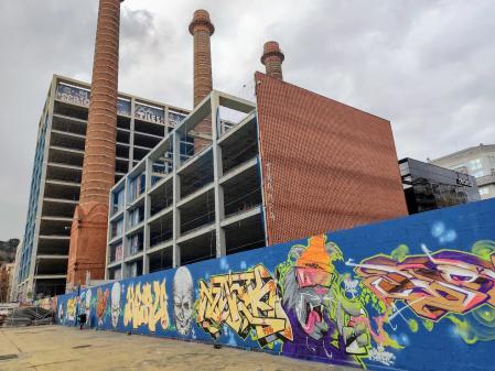 Murales en el exterior del Edificio Redeia.