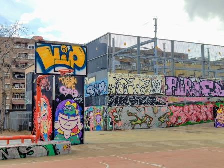 Grafitis en los Jardins de les Tres Xemeneies.