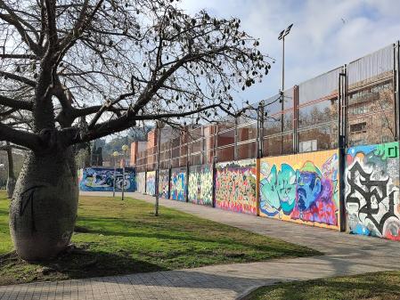Murales en las vallas del IES Consell de Cent.
