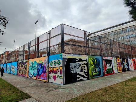 Grafitis en el exterior del IES Consell de Cent.