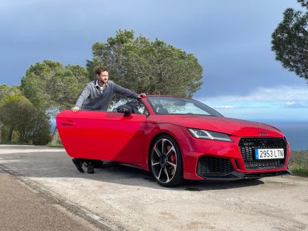 En ocasiones Peter Vives conduce algún vehículo cedido por Audi&nbsp;