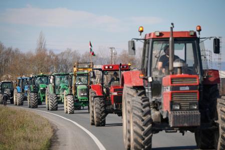 Ganaderos y agricultores realizan una protesta con tractores por la situación del sector, a 10 de febrero de 2025, en Vitoria, País Vasco