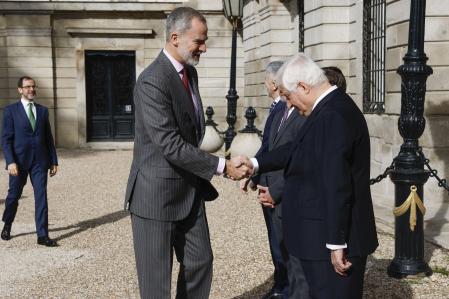 El rey Felipe VI saluda al duque de Alba, Carlos Fitz-James Stuart, a su llegada a la inauguración de la muestra 'Flamboyant'&nbsp;