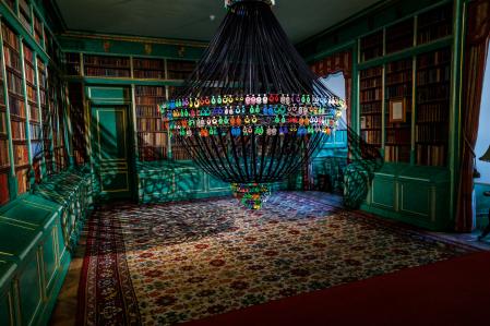 La lámpara 'Carmen' de Joana Vasconcelos, en la biblioteca del Palacio de Liria&nbsp;