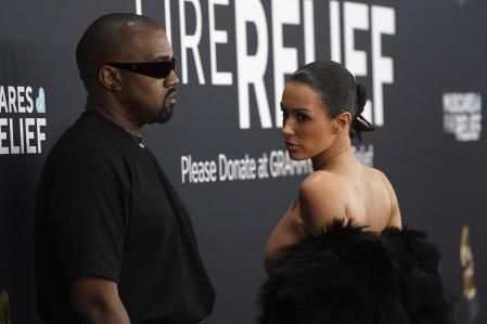 Kanye Wes y Bianca Censori en su show en los Grammy