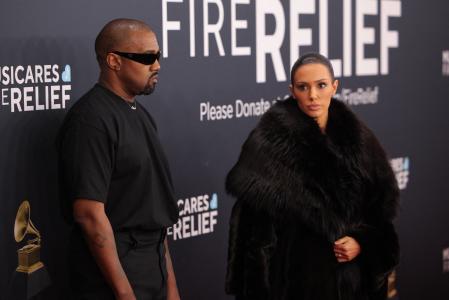 Kanye West y Bianca Censori a la llegada a la alfombra roja