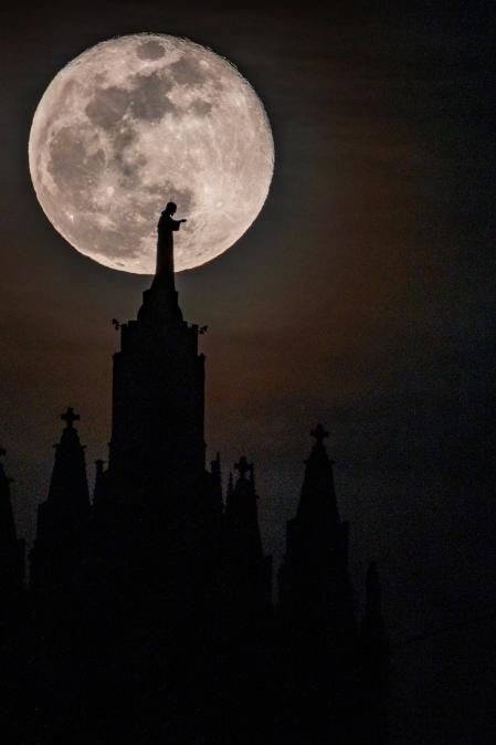 La luna llena de nieve en la iglesia del Tibidabo, foto captada gracias a la planificación de Mario (@marribcor) realizada con PhotoPills.
