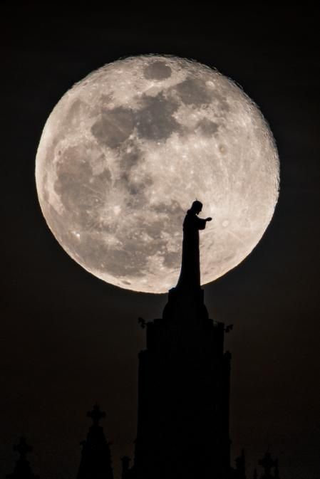 La luna llena de nieve en la iglesia del Tibidabo, foto captada gracias a la planificación de Mario (@marribcor) realizada con PhotoPills.
