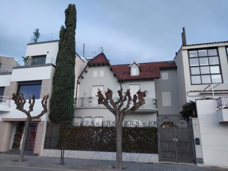 Ante la embajada argentina desfilaban personas necesitadas de ayuda