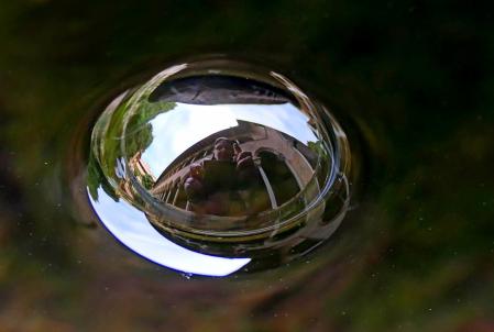 Autorretrato de Isaura Marcos en una gota de agua con la técnica de reflejos en el claustro del monasterio de Pedralbes.