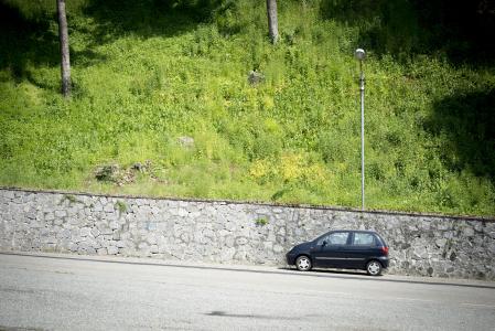 Para arrancar el coche en pendiente es fundamental pisar el acelerador al tiempo que se suelta muy despacio el freno.