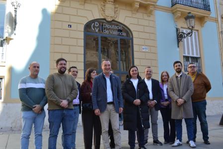 El candidato, Robert Raga, junto a algunos de sus apoyos, frente a la Diputación de València.