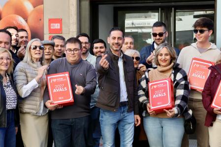 Bielsa presenta sus avales rodeado de militantes del partido.