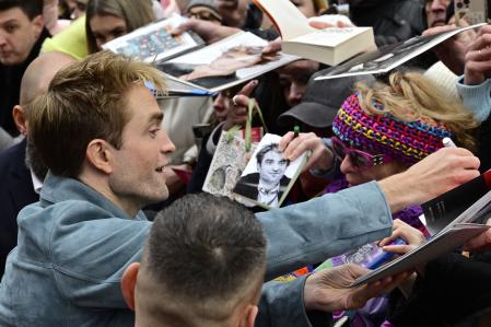 Robert Pattinson firma autógrafos en el festival de Berlín