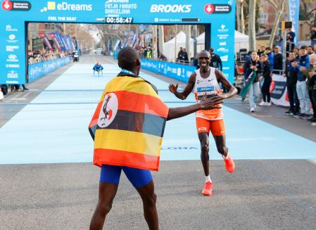 Jacob Kiplimo espera a Geoffrey Kamworor para abrazarse en la meta, este domingo en Barcelona