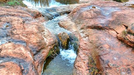 Reflejos en la riera de Mura.