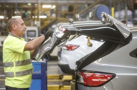 Un trabajador en un vehículo de la fábrica de Ford en Almussafes, a 24 de octubre de 2022, en Almussafes, Valencia, Comunidad Valenciana (España). La dirección de Ford ha convocado a los sindicatos para una reunión de la Comisión Negociadora del Expediente de Regulación Temporal de Empleo (ERTE) que hay en vigor en la fábrica de Almussafes. La reunión tiene lugar a diez días de paras en las fabricaciones de vehículos y motores y con vigencia hasta el 31 de octubre. Al mismo tiempo que la ministra, el presidente del Gobierno ha visitado el centro de I+D+i de Renault en Valladolid.