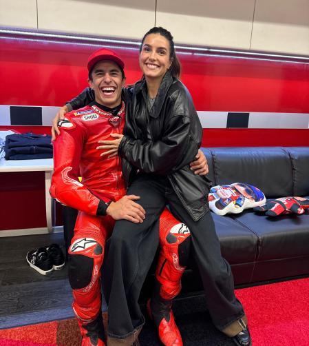 Gemma Pinto junto a Marc Márquez