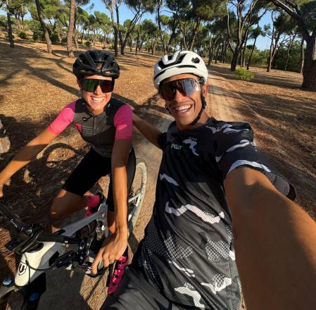 Gemma Pinto junto a Marc Márquez realizando deporte