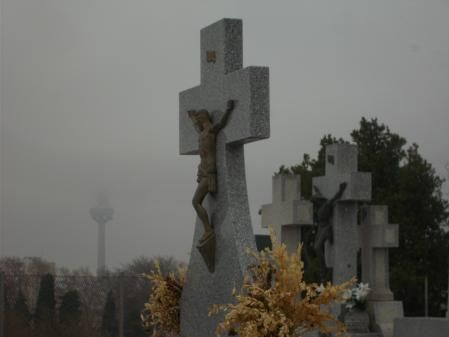 El difuminado Pirulí asoma tras la niebla.