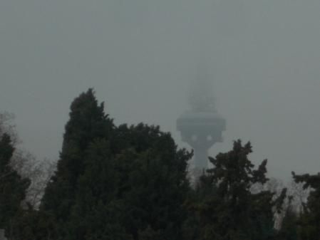 El difuminado Pirulí asoma tras la niebla.