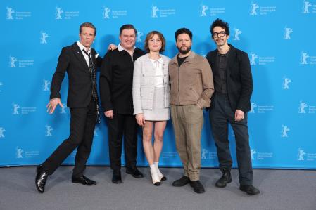 Alexander Scheer, Michael Chernus, Mala Emde, John Magaro e Ido Fluk posan durante el photocall