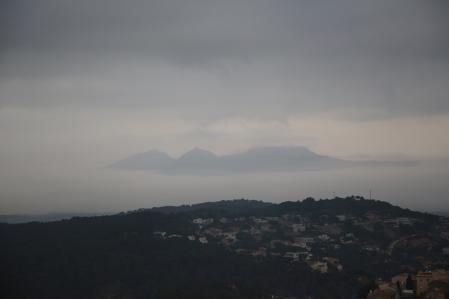 El Montgrí flota entre la niebla.