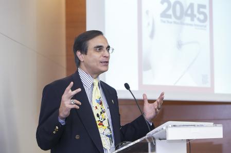 José Luis Cordeiro durante una exposición