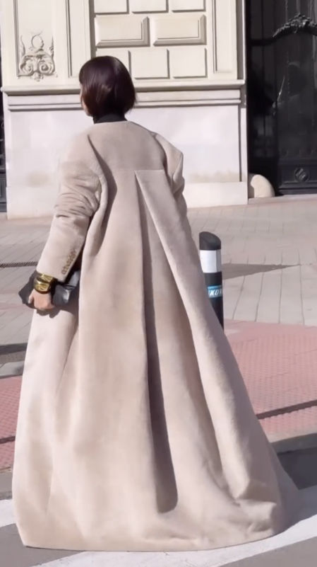 Vicky Martín Berrocal con el abrigo de Mans Concept Menswear