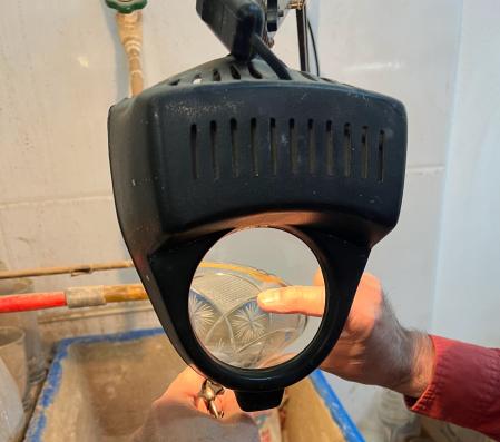 Una copa descantillada que Toni Moya reparará 