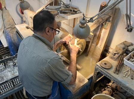 Toni Moya tallando un vaso