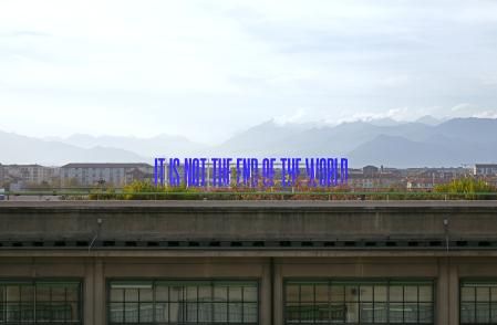 Superflex presenta su sardónico 'No es el fin del mundo'