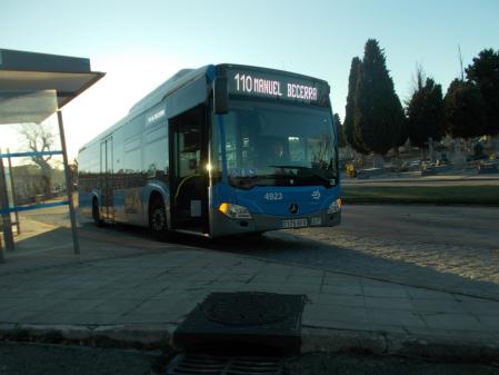 El autobús 110 recorre el cementerio de la Almudena.
