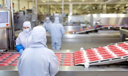 Trabajadores de una empresa cárnica en Girona