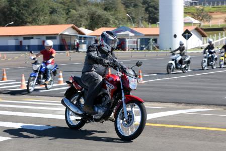 Existen cuatro tipos de carnet de moto diferentes: AM, A1, A2 y A