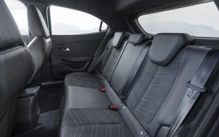 Buen espacio interior, aunque en la fila trasera el asiento central es algo estrecho