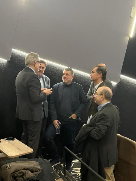 El alcalde, Fèlix Larroas, con empresarios que participaron en la jornada de Comertia.