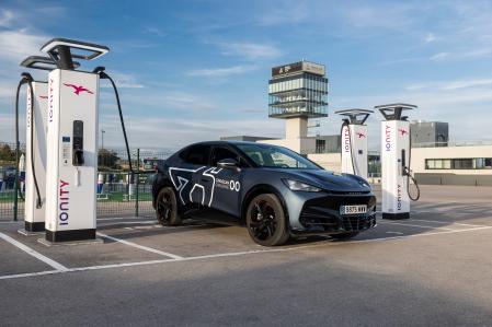 Las operaciones de carga en corriente continua -hasta 135 kW- permiten conseguir 100 km adicionales de autonomía en siete minutos&nbsp;