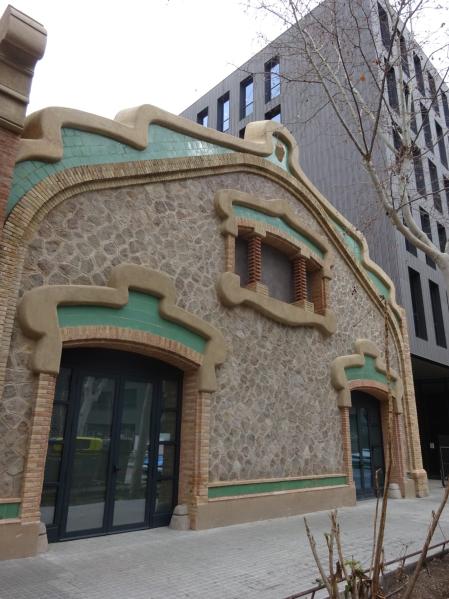 Nave modernista y edificio de oficinas moderno del 22@ en la calle Zamora.