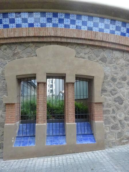 Nave modernista y edificio de oficinas moderno del 22@ en la calle Zamora.