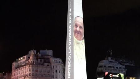 El Obelisco de Buenos Aires exhibe un homenaje al papa Francisco